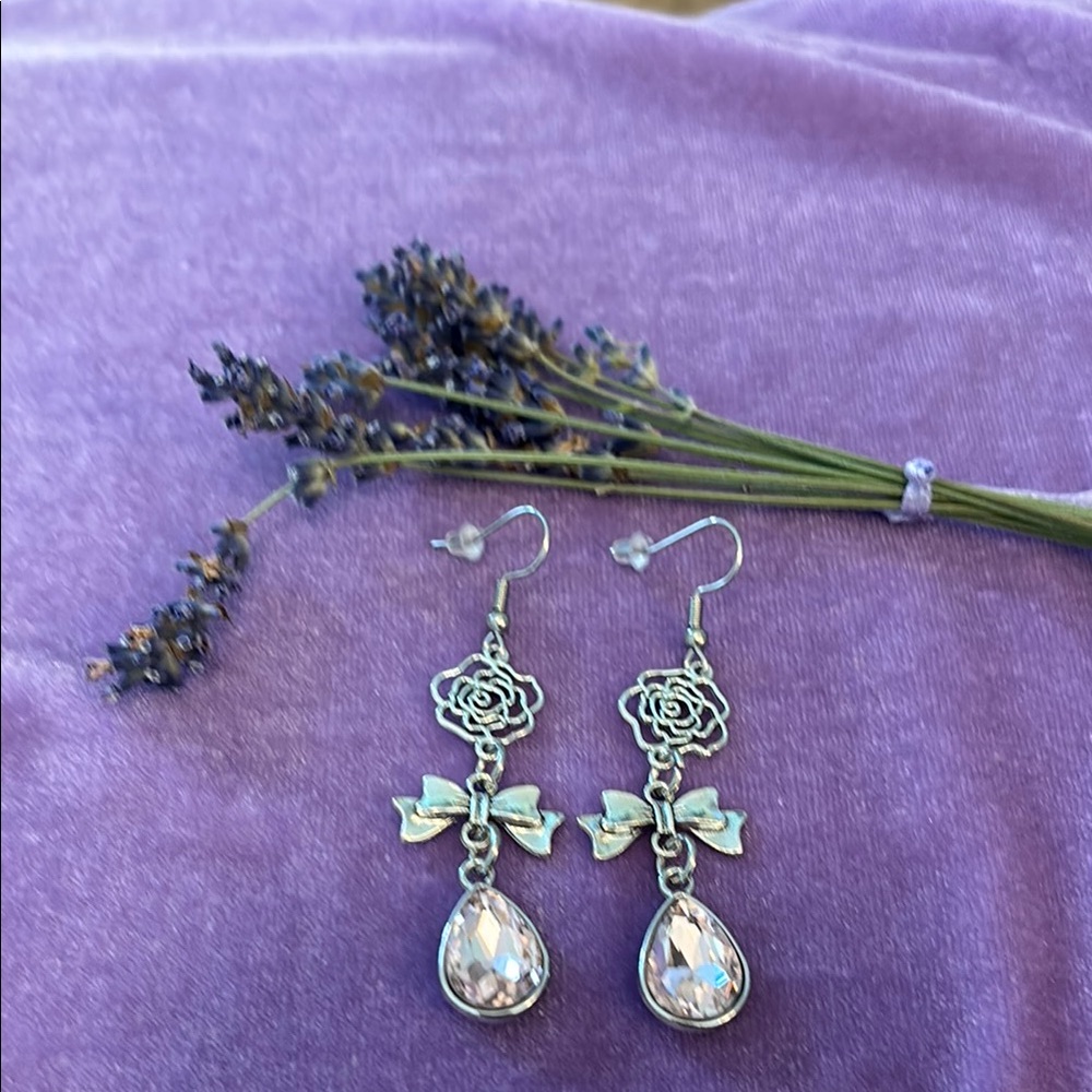 💜💜💜 $3/$30 Bows & Roses Enchanting & Elegant Silver Rose Gem Drop Earrings E57